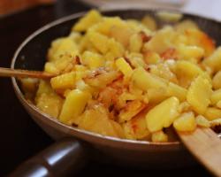 ¿Cuánto freír patatas y qué delicioso cocinarlas en una sartén y en el horno?