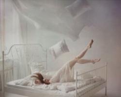 К чему снится одеяло: укрыться и лежать под одеялом, укрывать одеялом ребёнка
